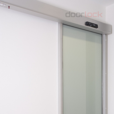 Автоматическая раздвижная одностворчатая дверь GEZE ECdrive для ширины прохода до 1570 мм, с дисплейным программатором, без радаров, без створок